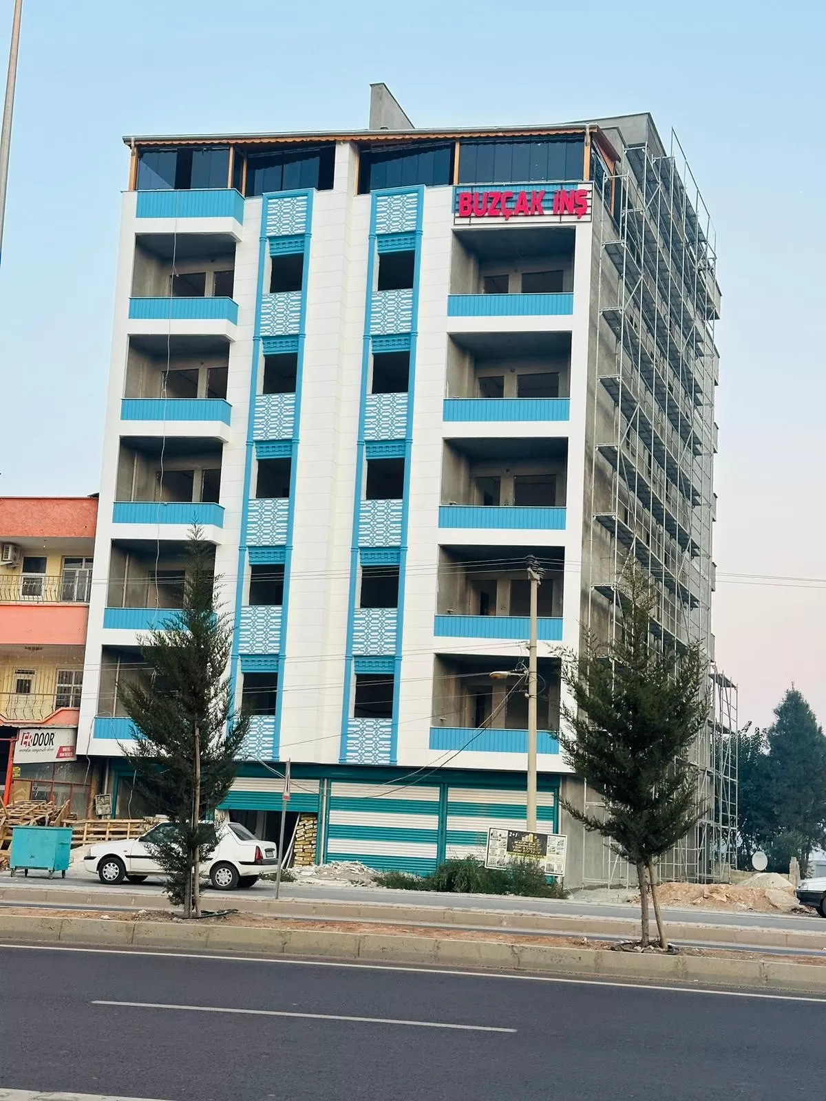 Sanayi bölgesinde ana yola sıfır satlık daireler mevcuttur 2+1