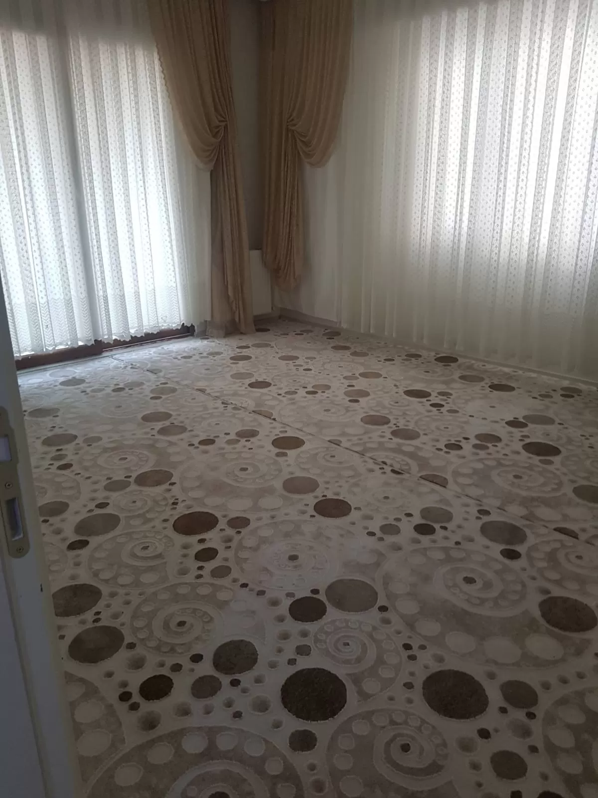 Atatürk mahallesinde satlık daire 3+1 kat 2 asansörlü kaloriferli 150 metre kare